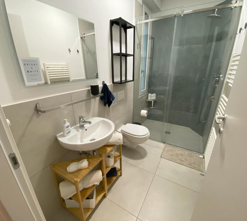 Charming Newly Renovated Apartment Флоренция Экстерьер фото